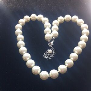 Silvery White Pearl Shell Necklace